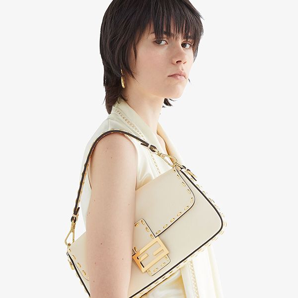 新作 フェンディ バゲット ホワイトレザーバッグコピー